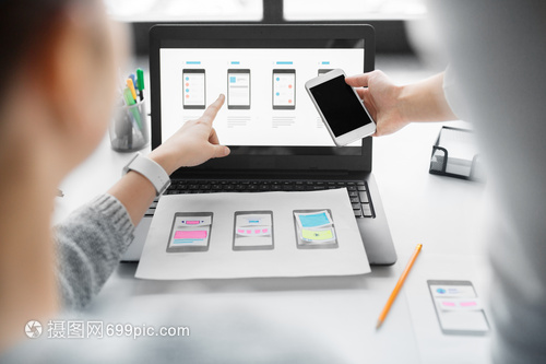 應(yīng)用程序,技術(shù)商業(yè)網(wǎng)頁師開發(fā)人員與筆記本電腦智能手機(jī)工作的用戶界布局辦公室網(wǎng)頁師智能手機(jī)用戶界